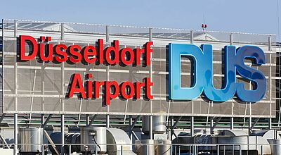 Reisende am Düsseldorfer Flughafen müssen am Freitag mit Verspätungen und Ausfällen rechnen