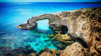 Zypern, im Bild die Küste bei Ayia Napa, hat laut Statistik die meisten Sonnentage in Europa im Jahr. Foto: Vtours