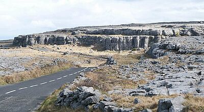 Auf einer neuen Busrundreise durch Irland entdecken die Wolters-Gäste auch die Karstlandschaft Burren im Westen des Landes. Foto: ah